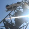 美国国家航空航天局前工程师将一辆汽车降落在巨大的蹦床上