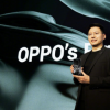 OPPO副总裁Anyi手持OPPO第一部5G手机登台
